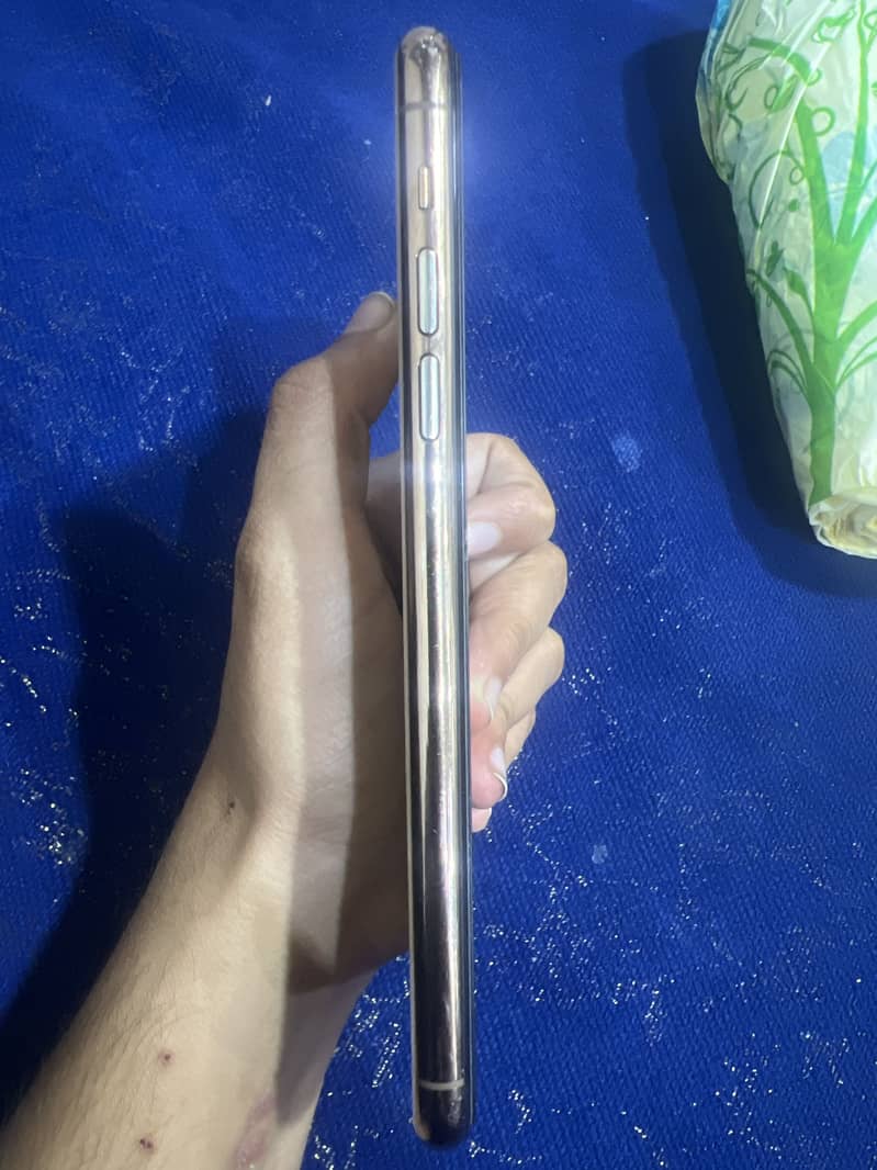 Apple iPhone 11 Pro Max 4
