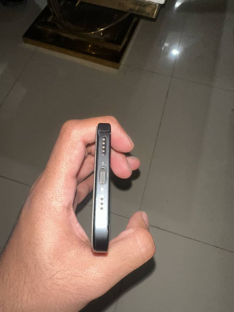 Apple iPhone 16 4