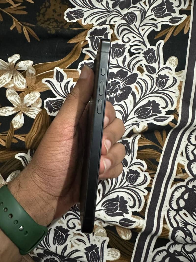 Apple iPhone 15 Pro Max 2
