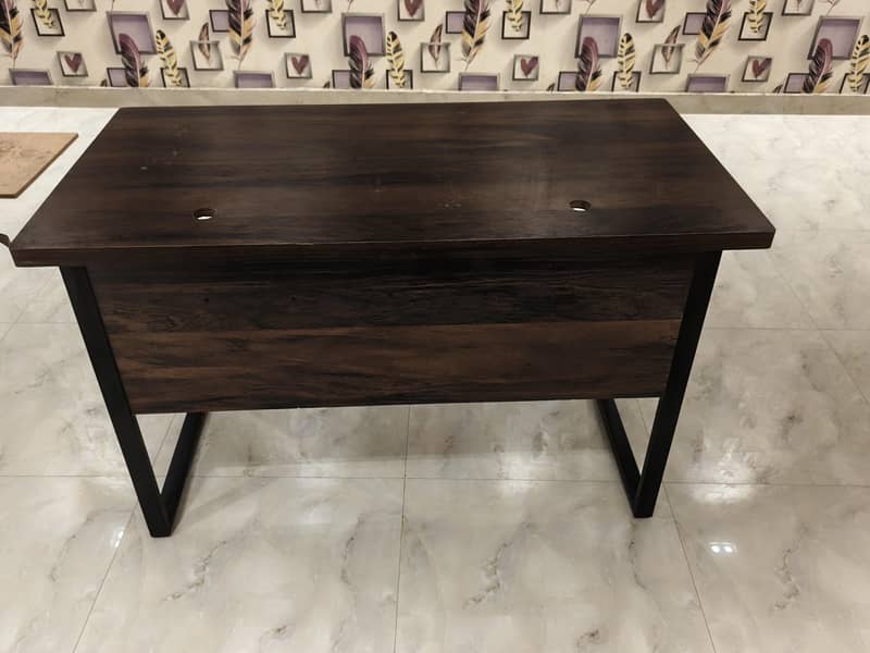 Computer Table Best Condition 1