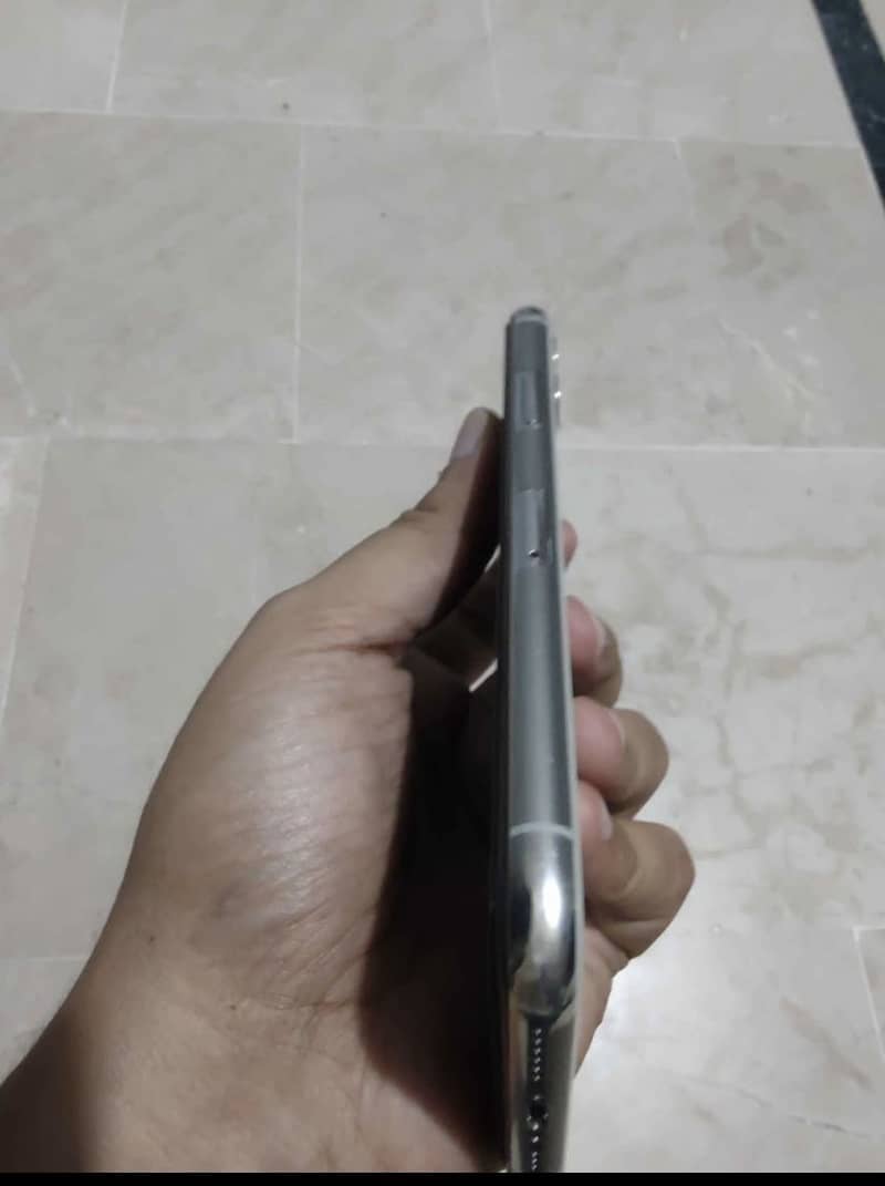 Apple iPhone 11 Pro 4
