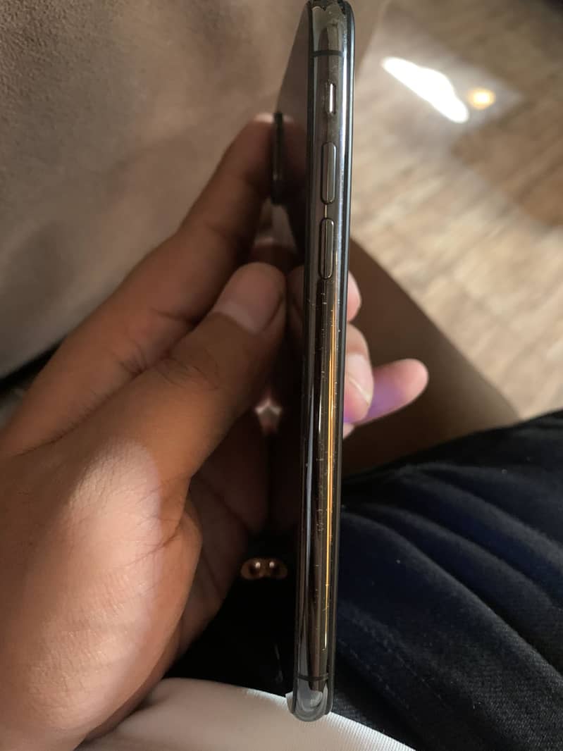 Apple iPhone X 4