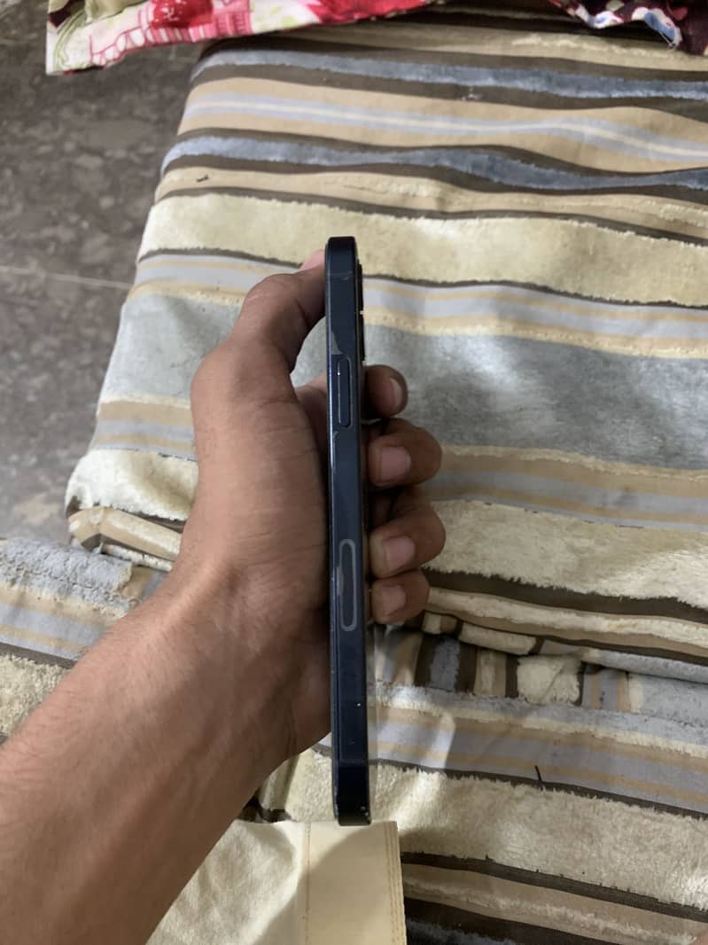 Apple iPhone 12 4