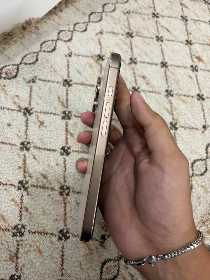 Apple iPhone 16 Pro 0