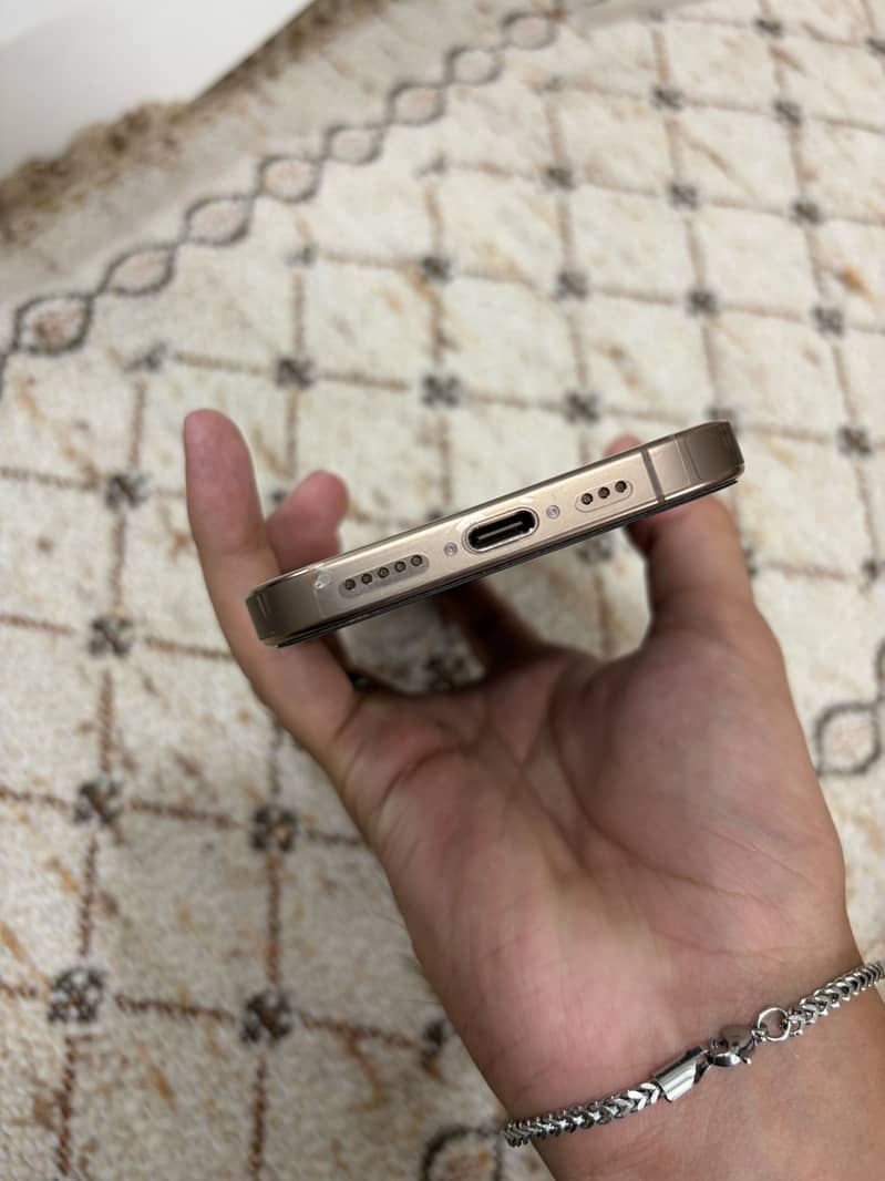Apple iPhone 16 Pro 2