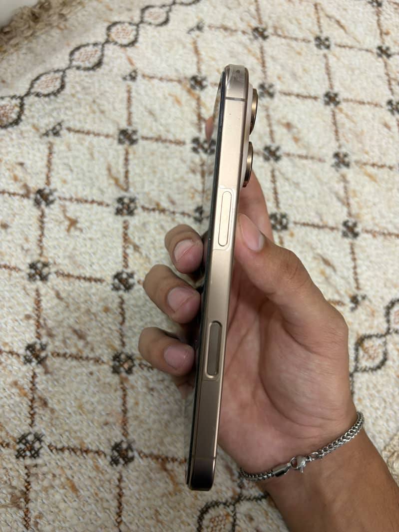 Apple iPhone 16 Pro 3