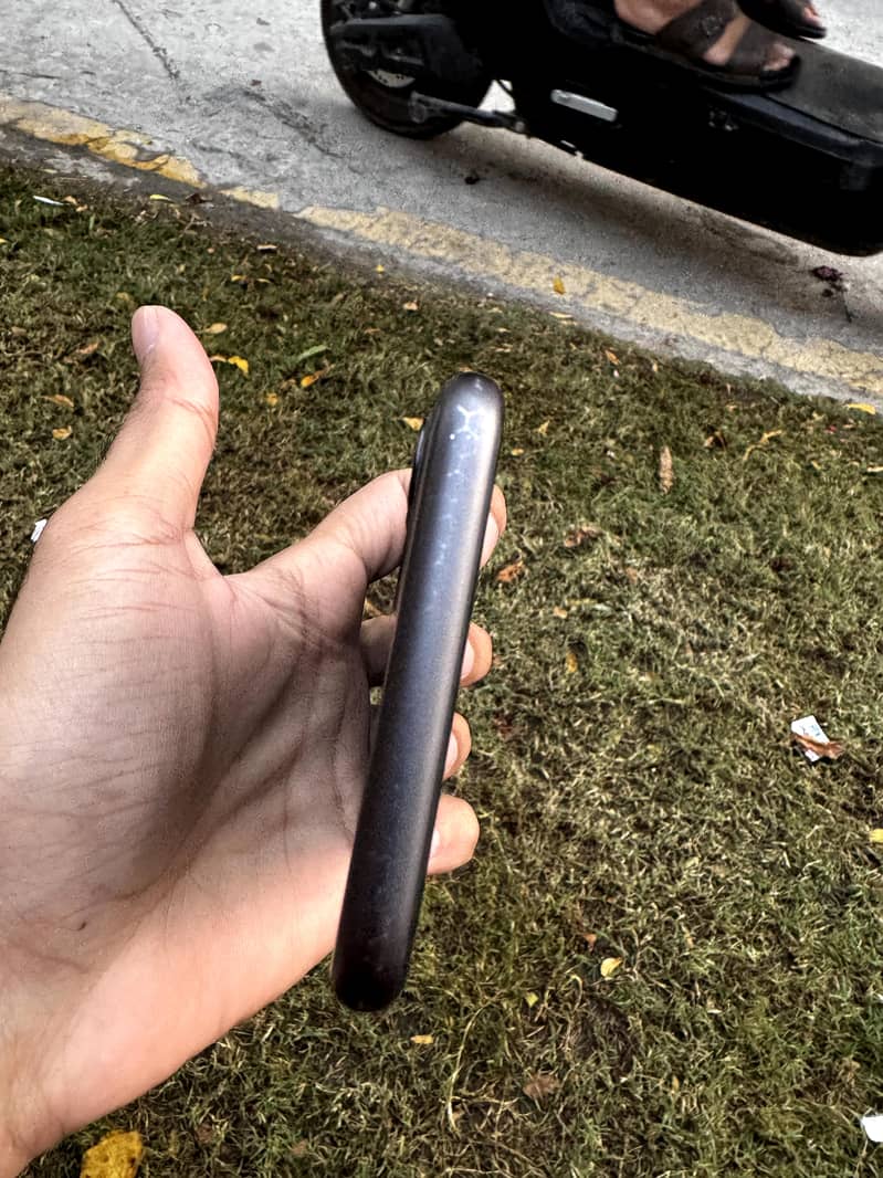 Apple iPhone 11 4
