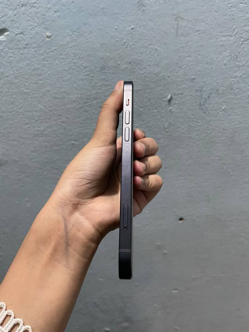 Apple iPhone 12 4