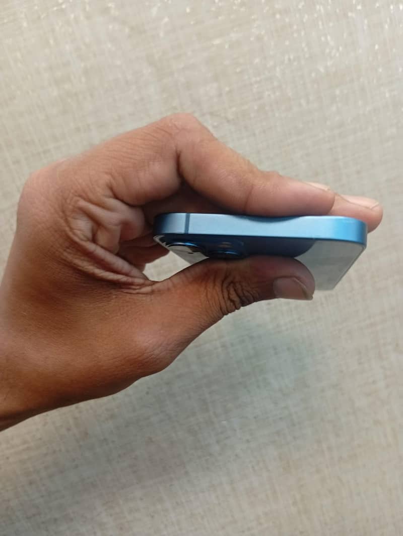 Apple iPhone 13 4