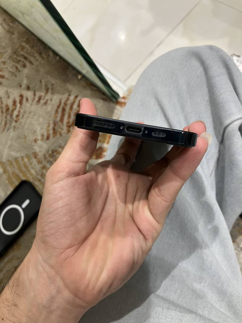 Apple iPhone 16e 1