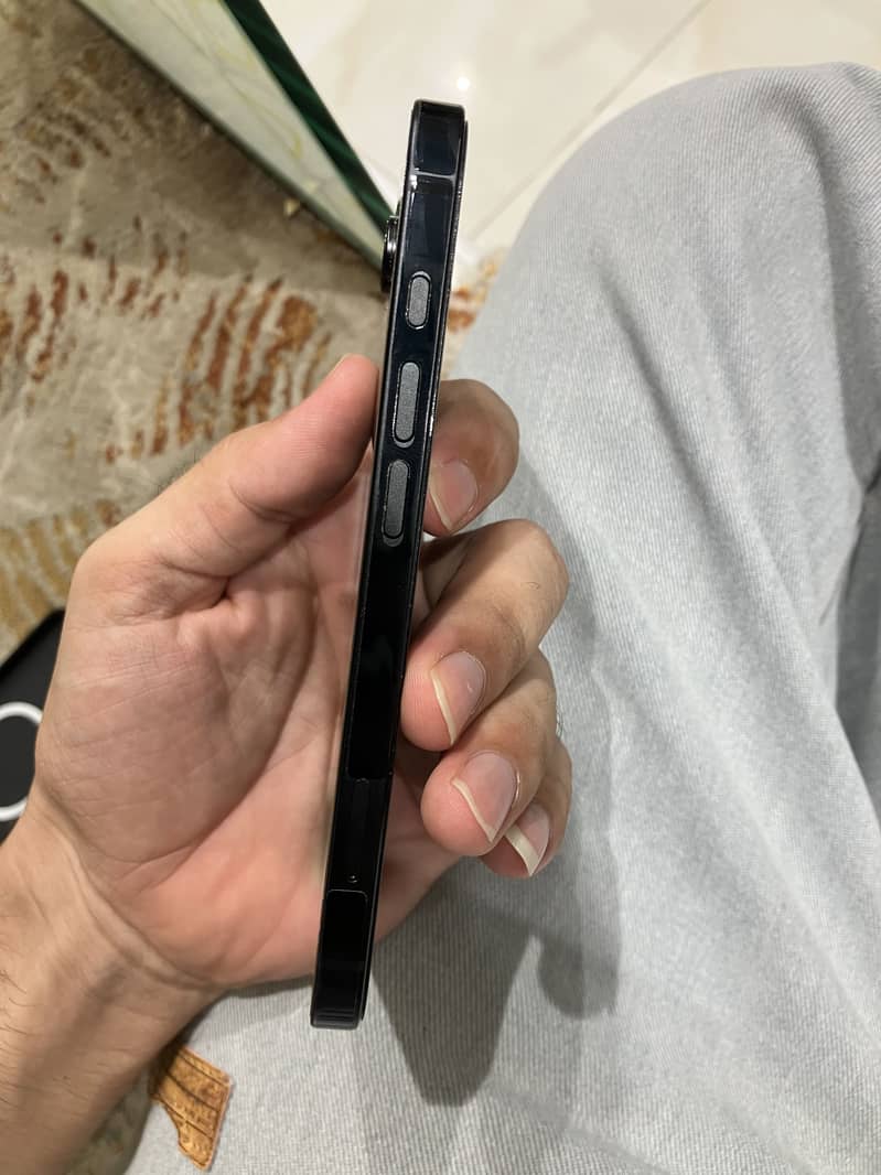 Apple iPhone 16e 3