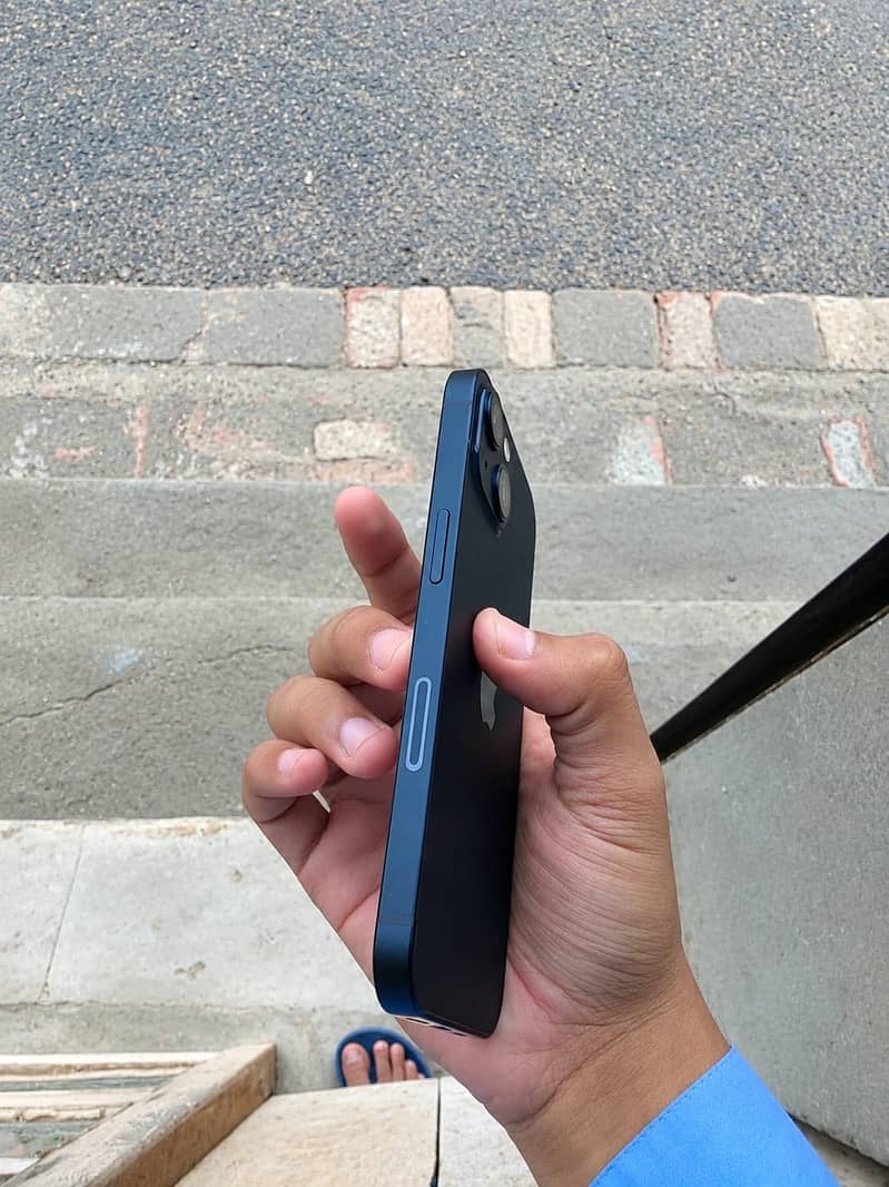 Apple iPhone 13 2