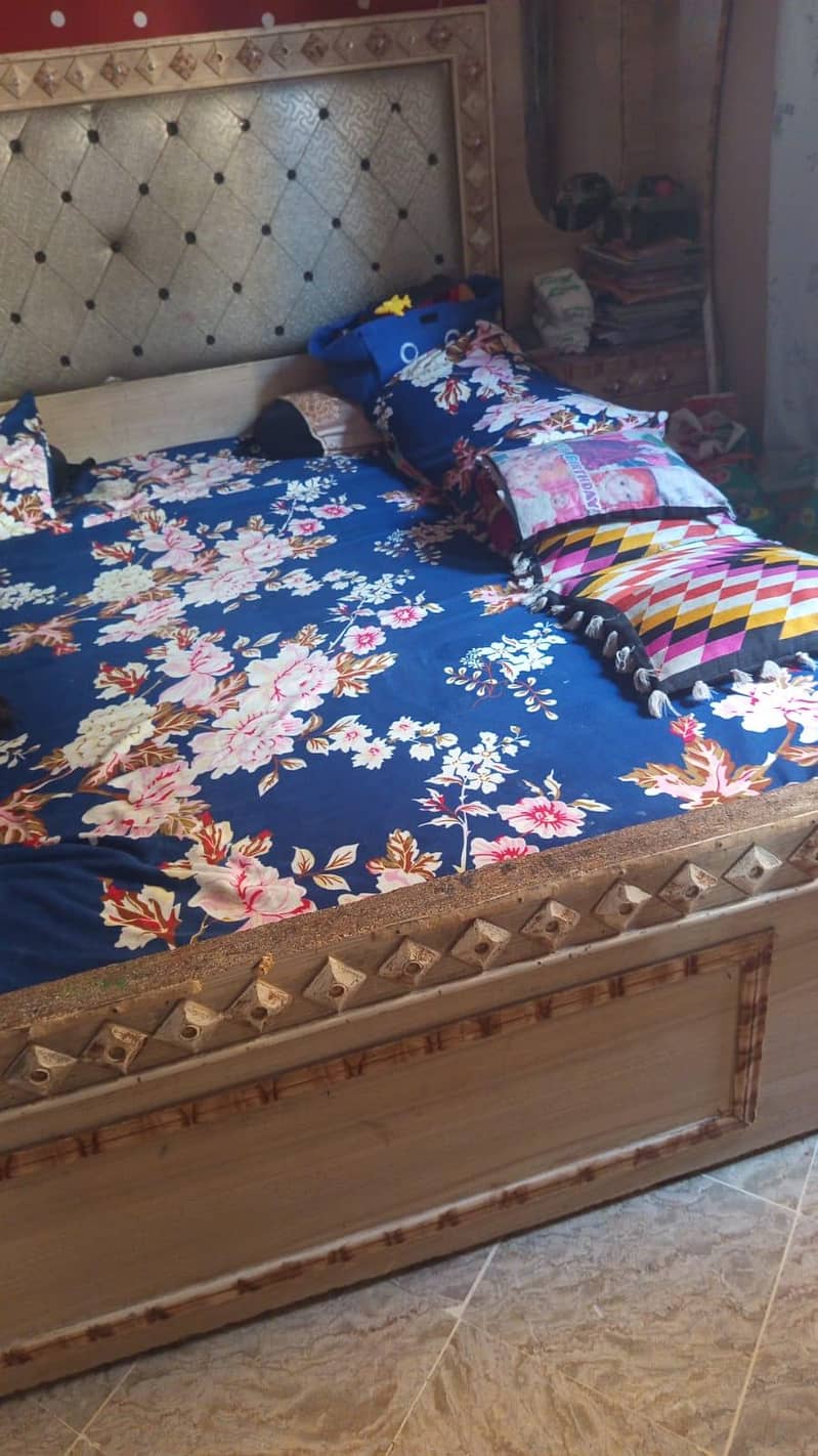 bed, divider, dressing table 3