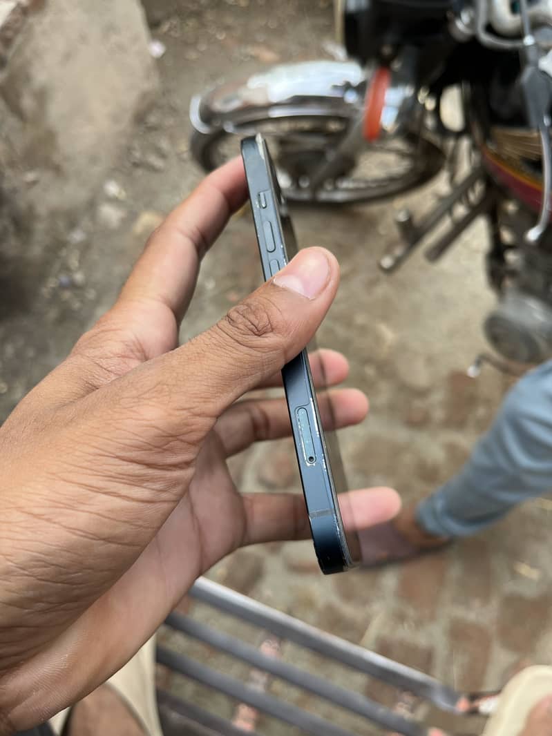 Apple iPhone 13 0
