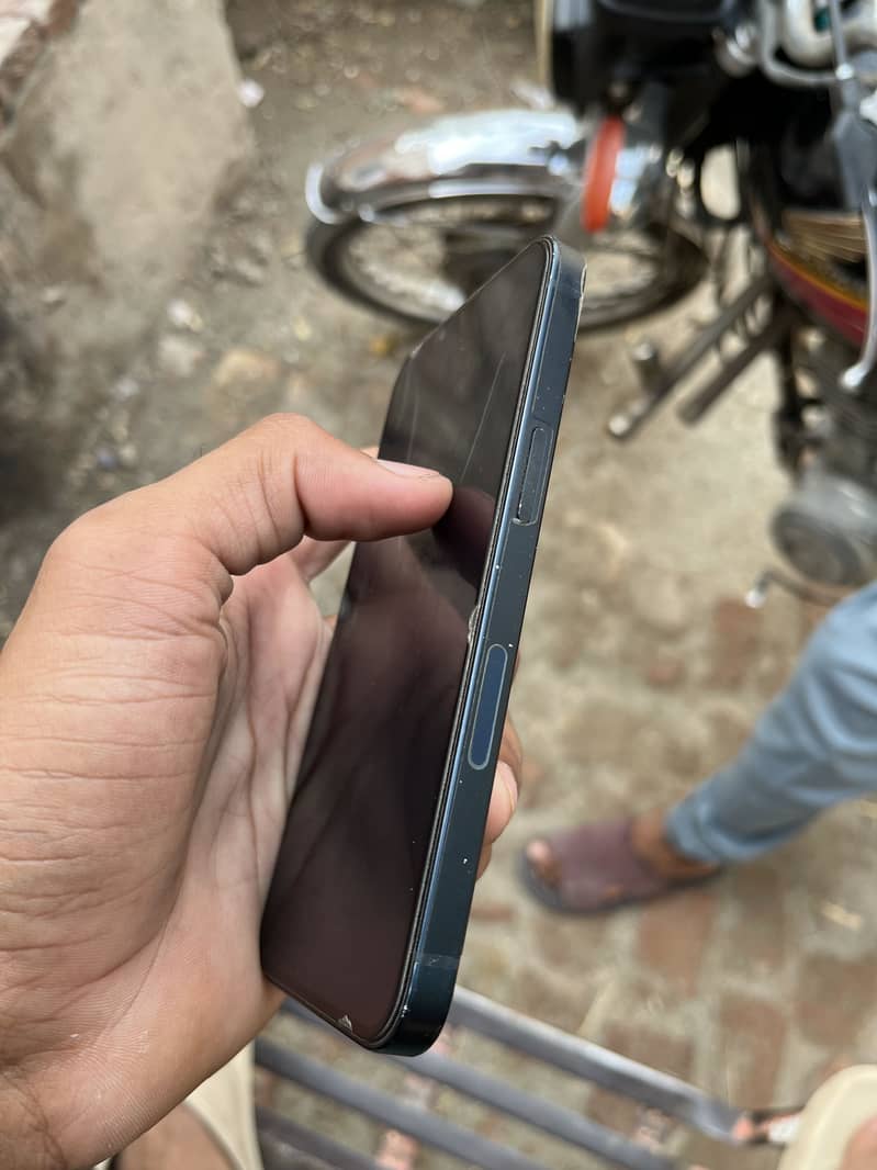 Apple iPhone 13 2