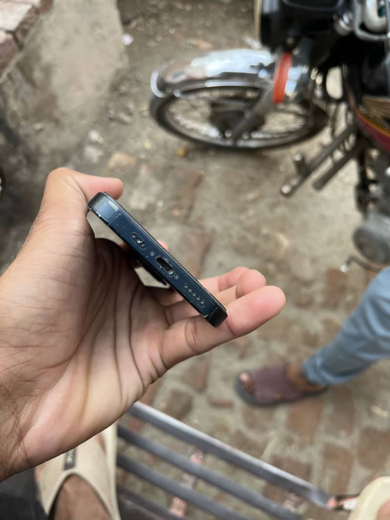 Apple iPhone 13 4