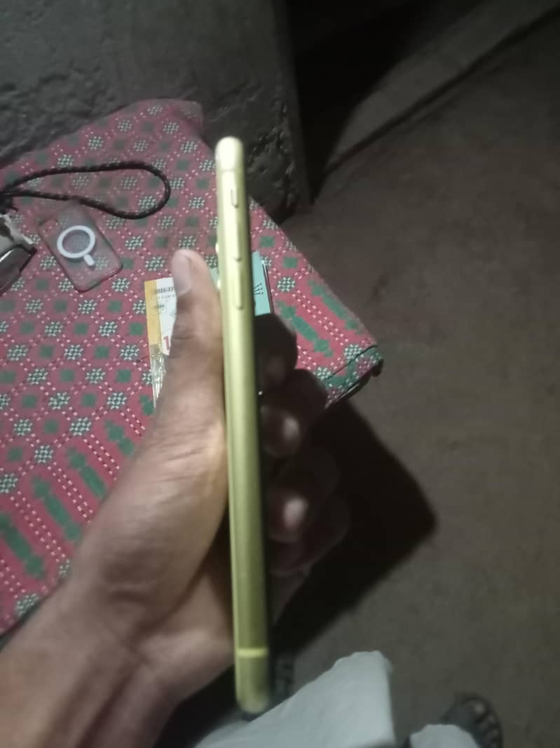 Apple iPhone 11 4