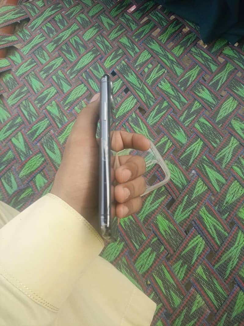 Apple iPhone 11 Pro 4