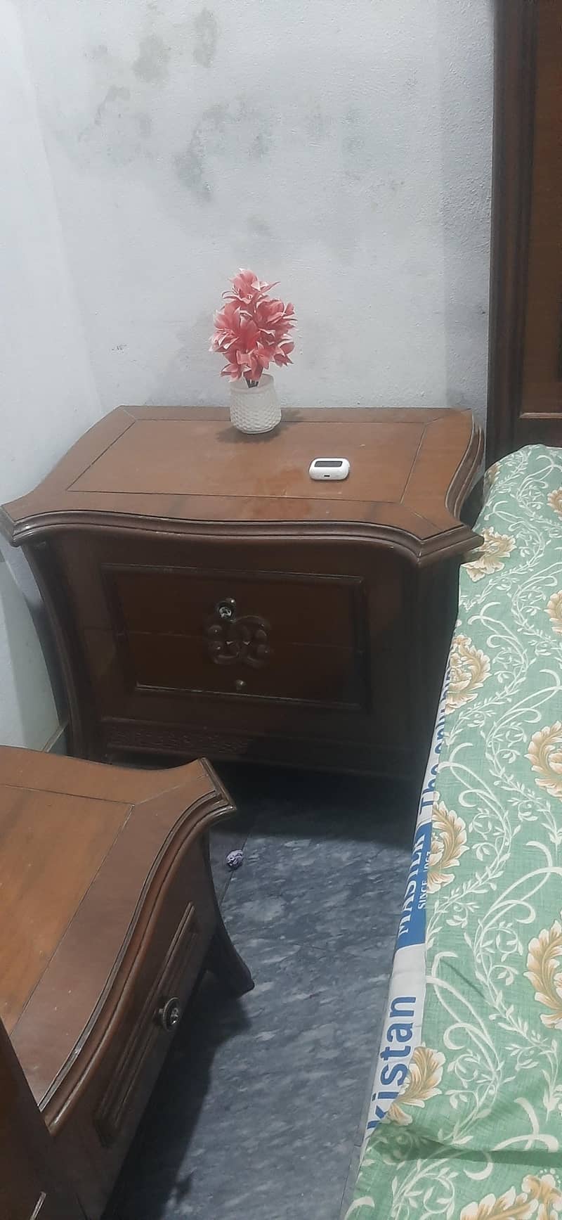 Bed, side tables and dressing 5