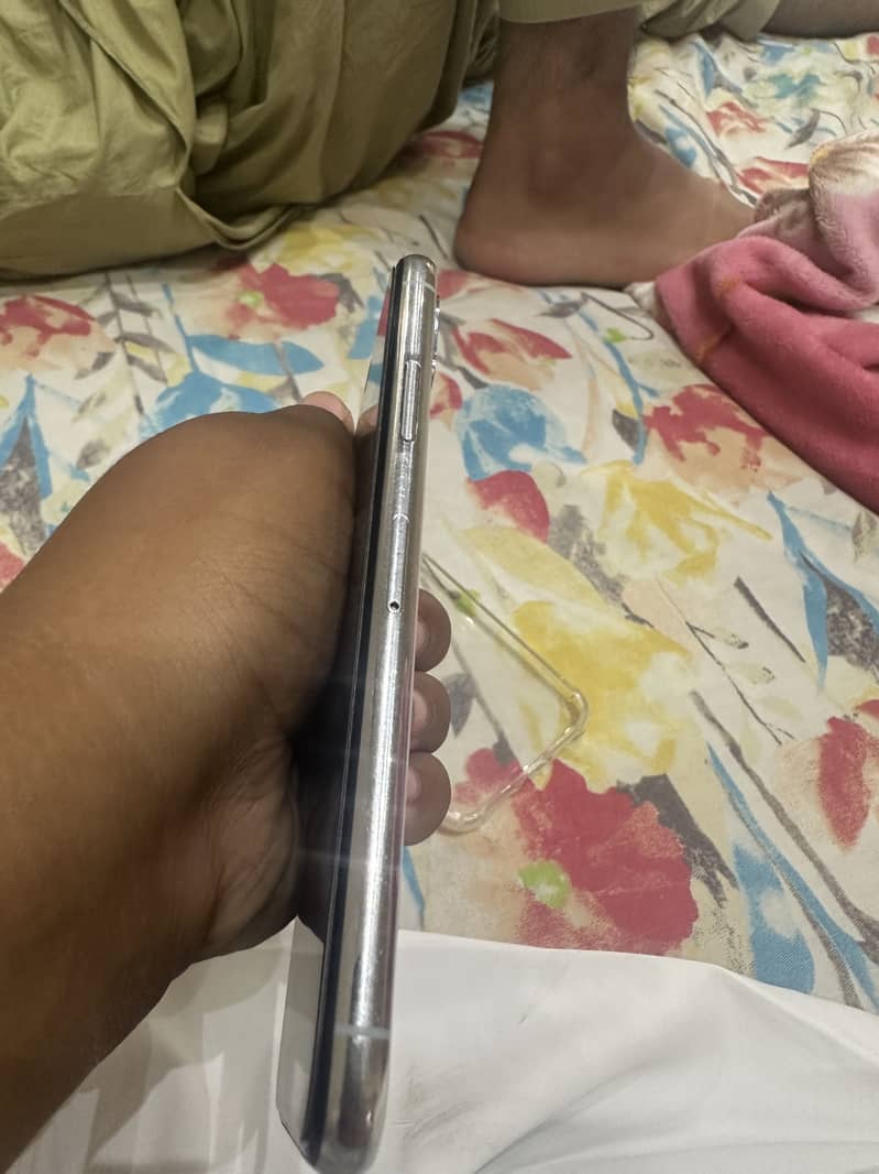 Apple iPhone X 4