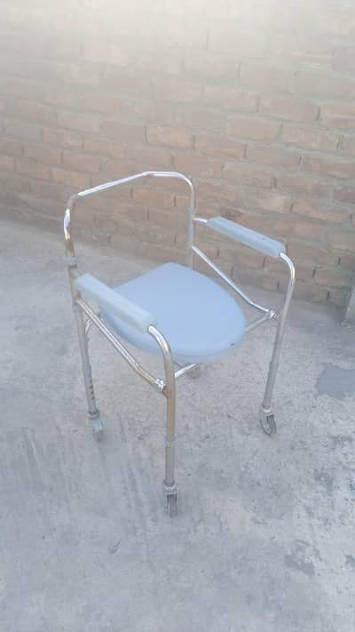 washroom vakar chair