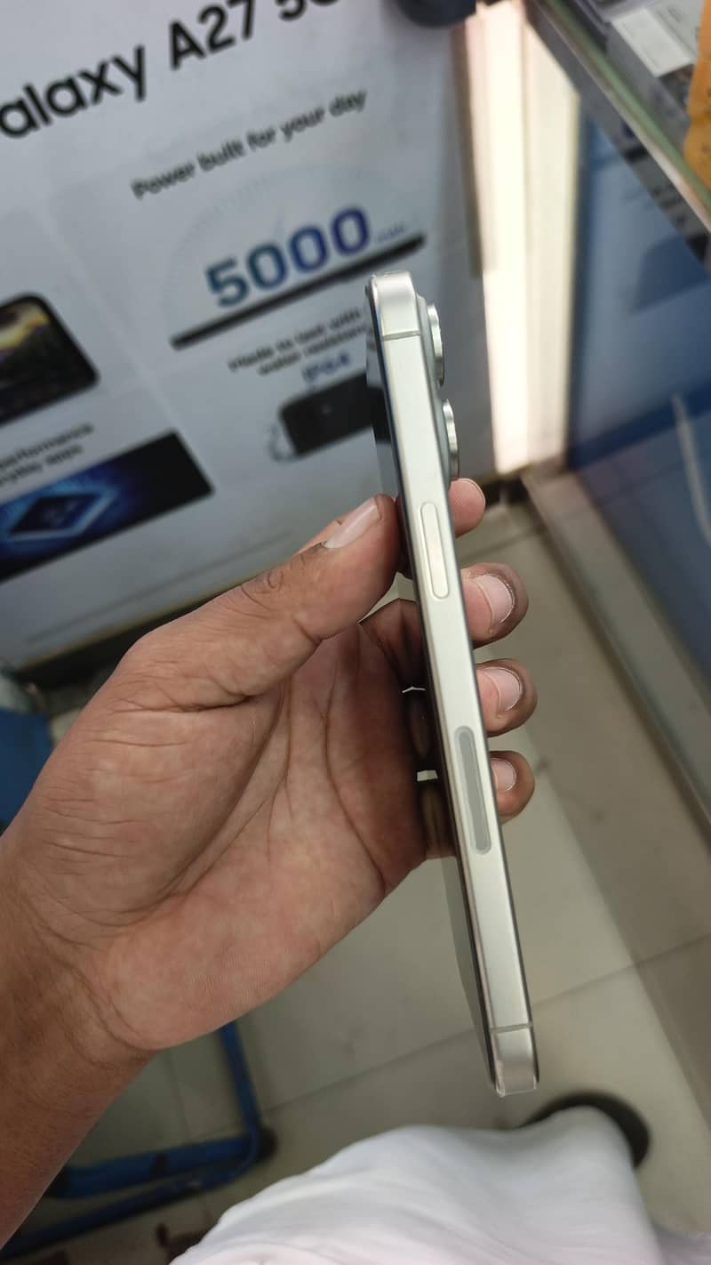 Apple iPhone 15 Pro Max 2