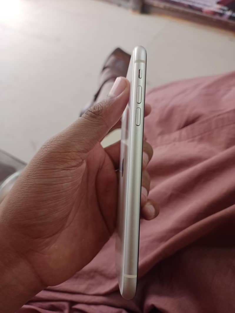 Apple iPhone 11 3