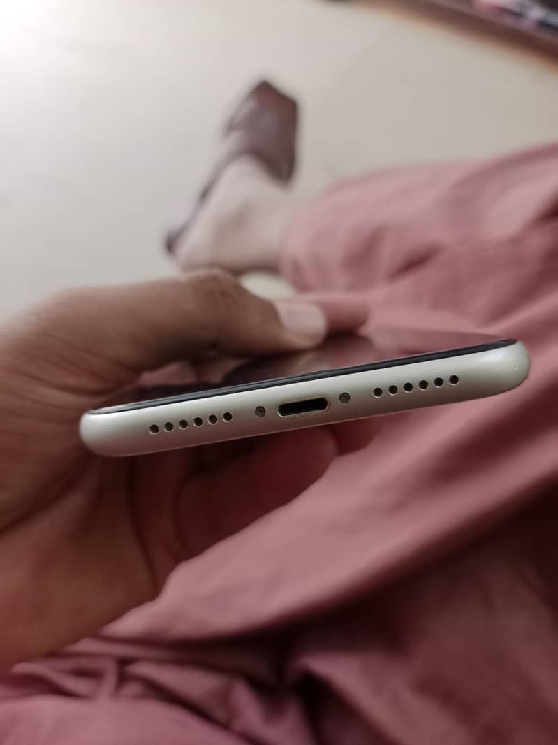 Apple iPhone 11 4