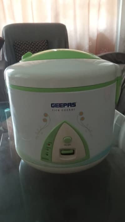 Geepas 2.2L Electric Rice Cooker (GRC1820) – Open Box / Like New