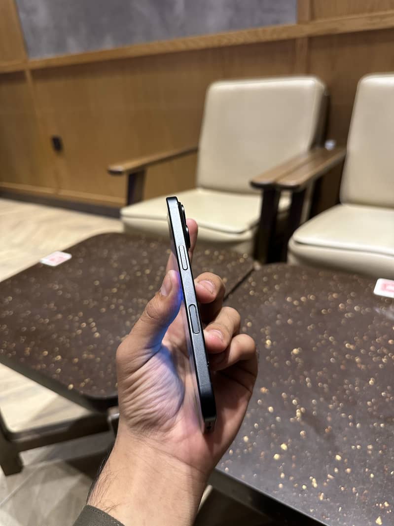 Apple iPhone 16 sim locked 3