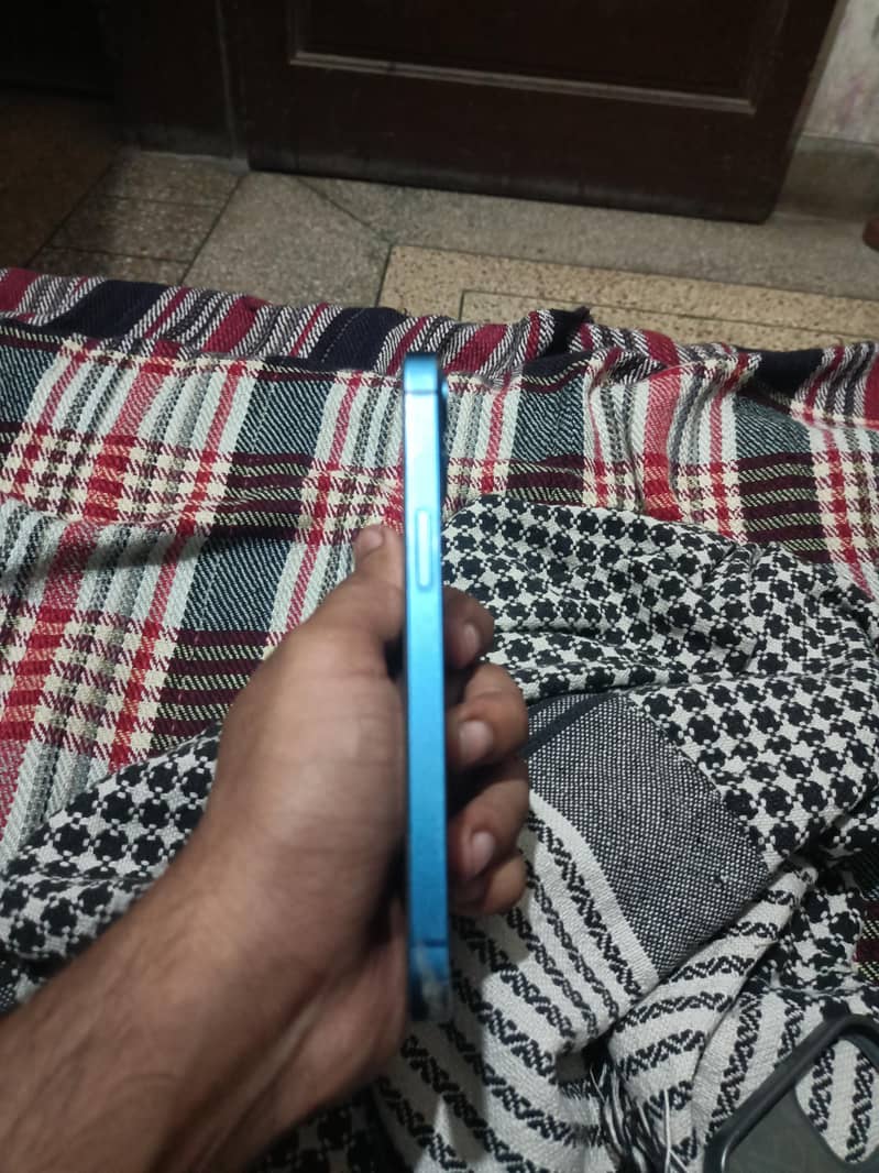 Apple iPhone 13 2