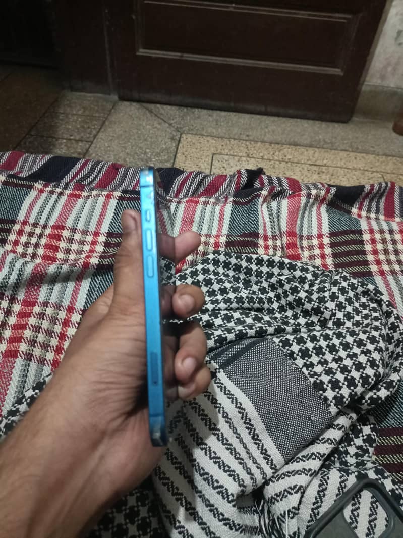 Apple iPhone 13 4