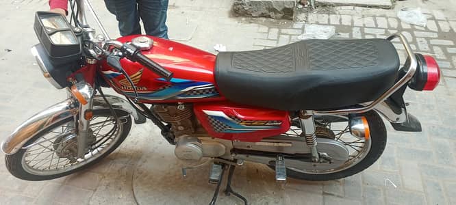 Honda 125 red