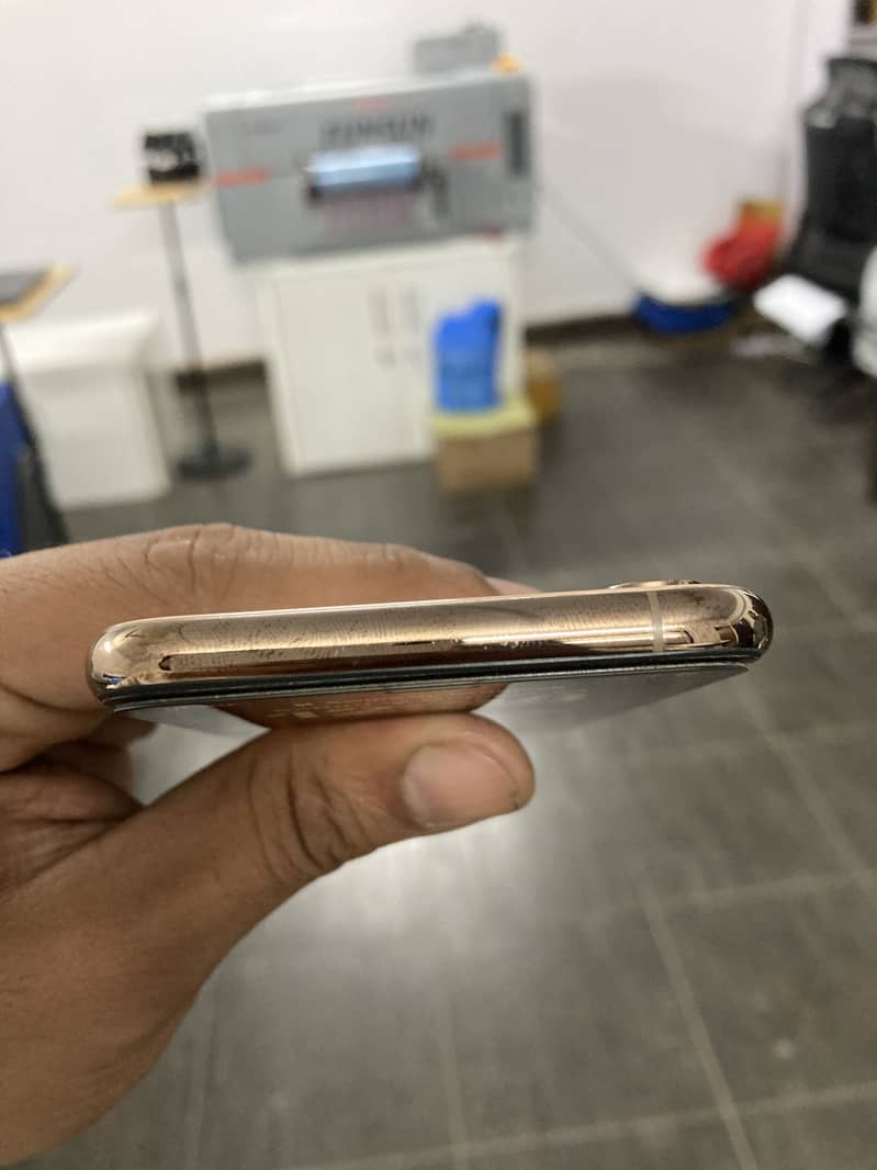 Apple iPhone XS 4
