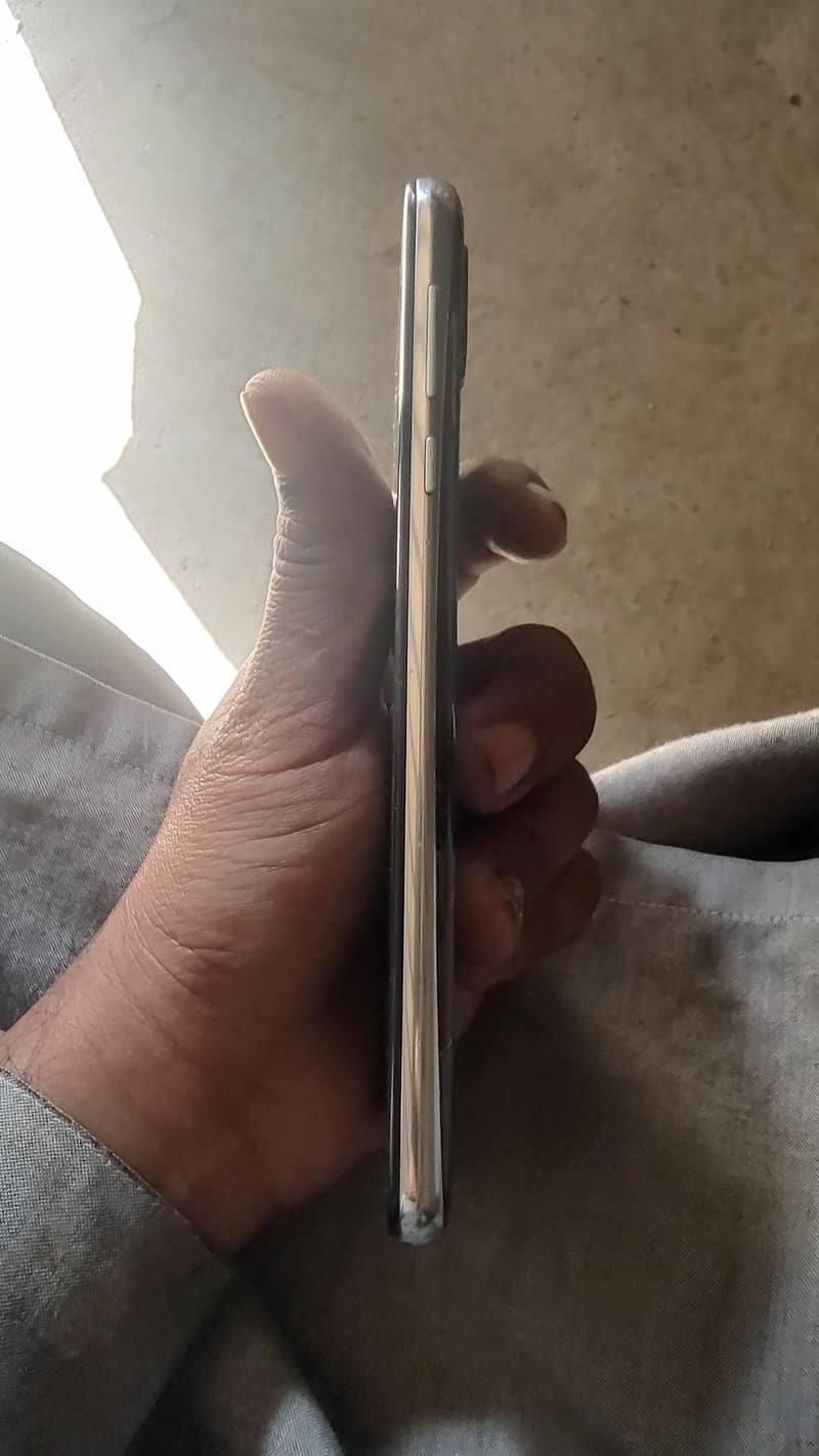 Sharp Aquos R2 1