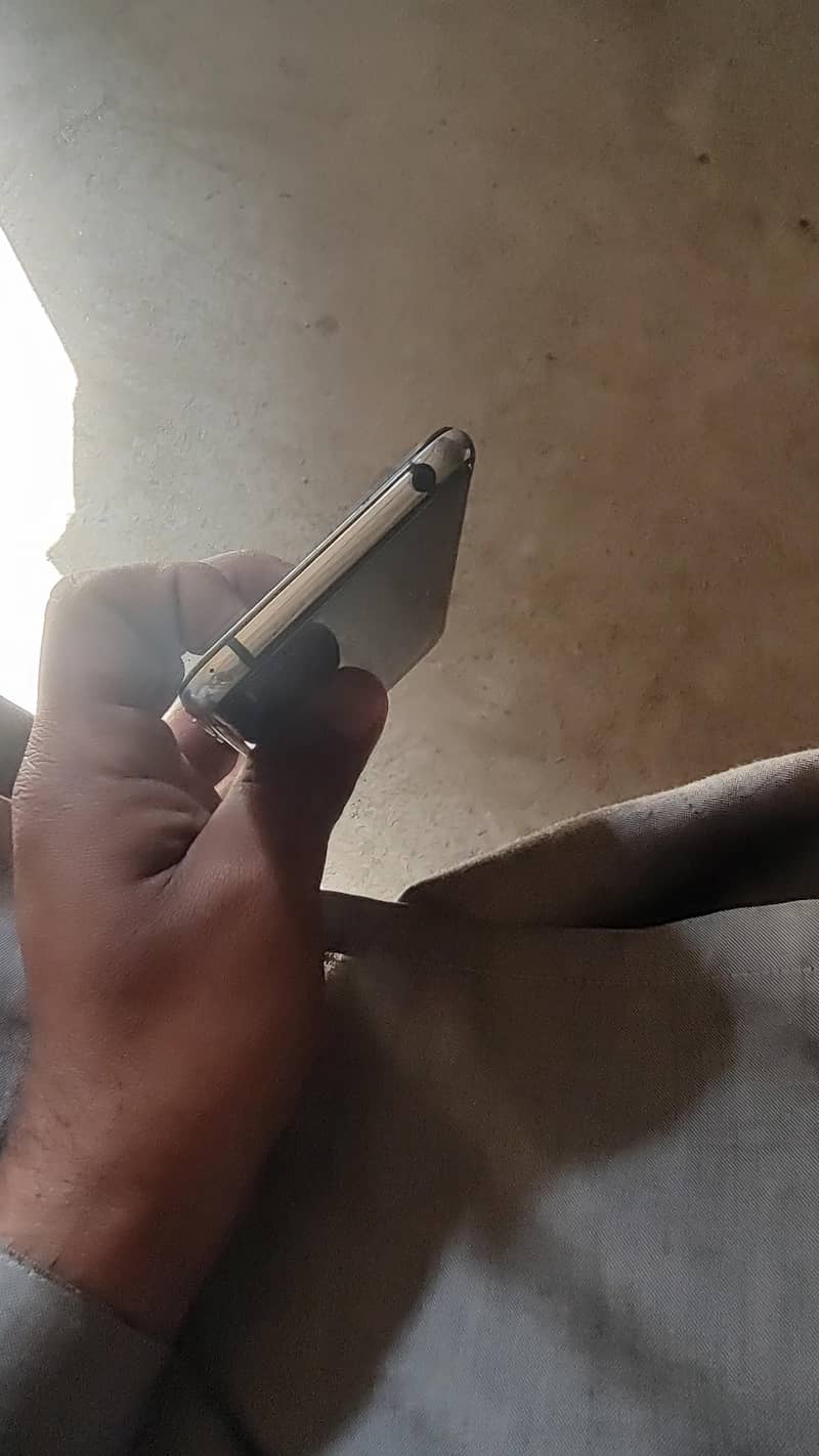 Sharp Aquos R2 3