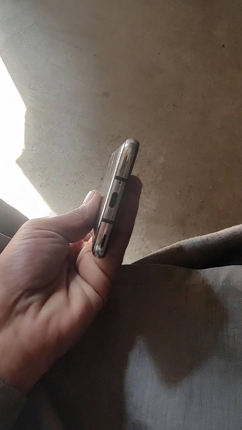 Sharp Aquos R2 4