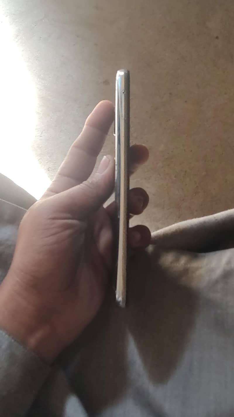 Sharp Aquos R2 5
