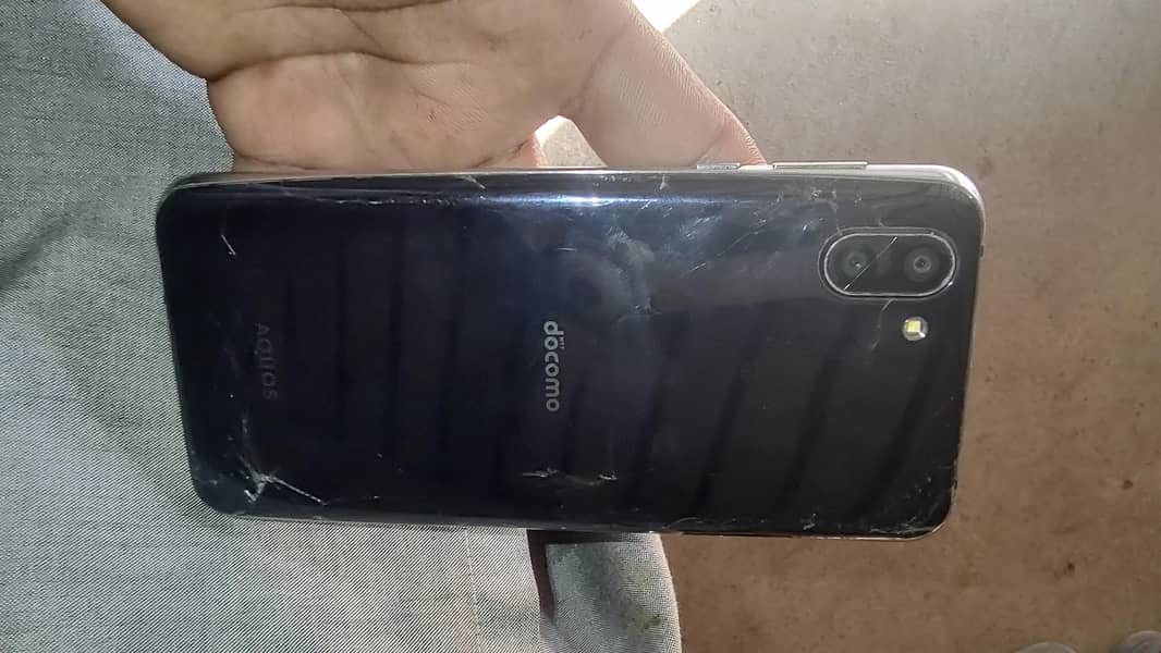 Sharp Aquos R2 6
