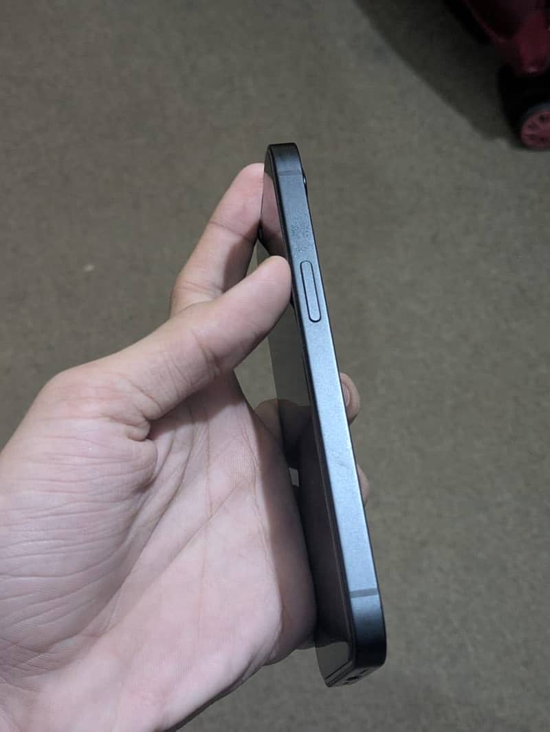 Apple iPhone 16e 1