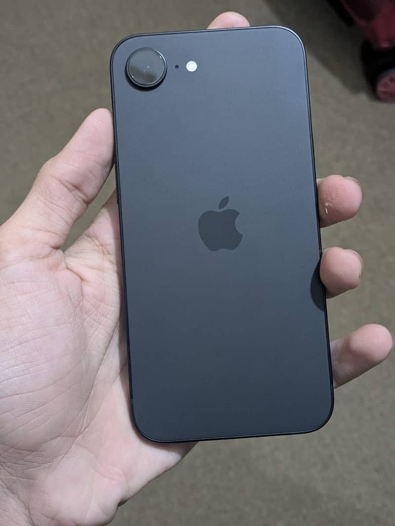 Apple iPhone 16e 2