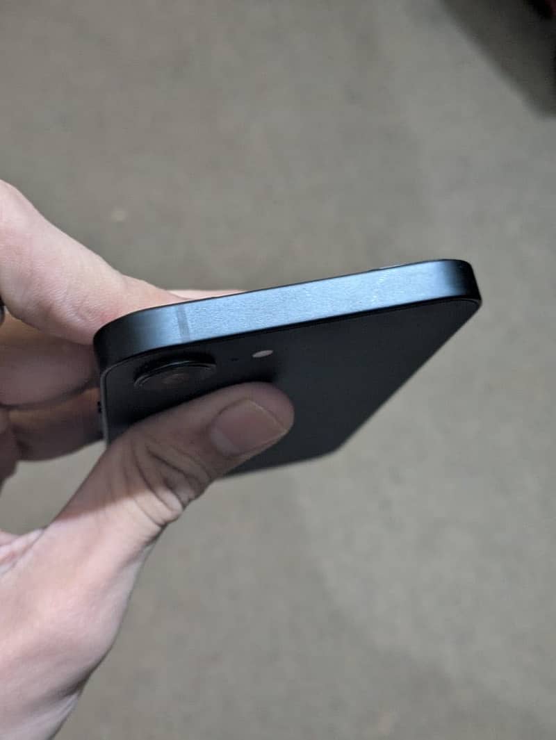 Apple iPhone 16e 4