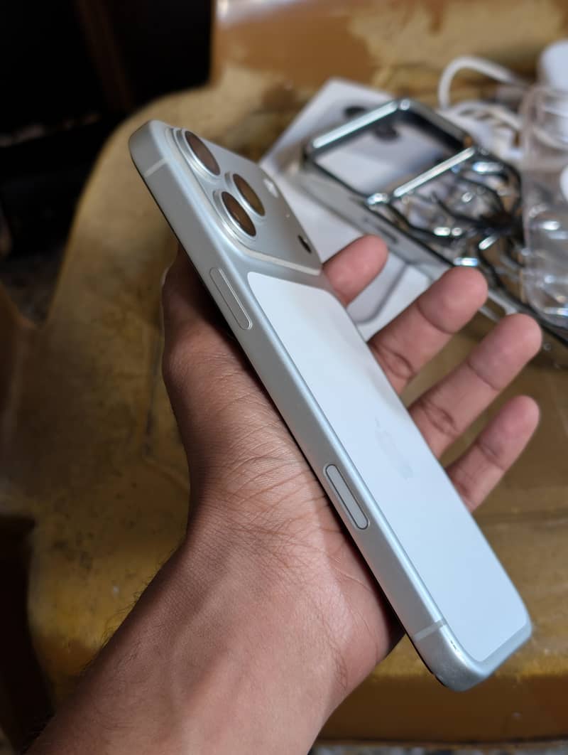 Apple iPhone 17 Pro Max 4