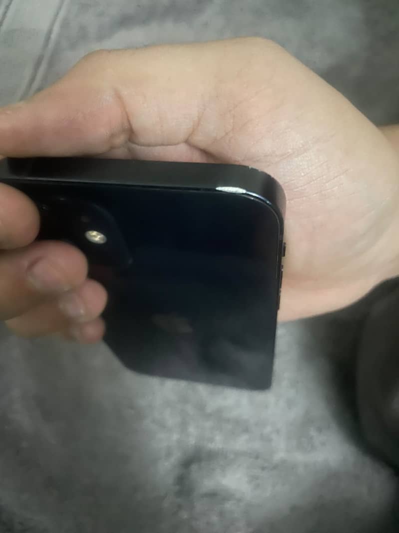 Apple iPhone 12 4