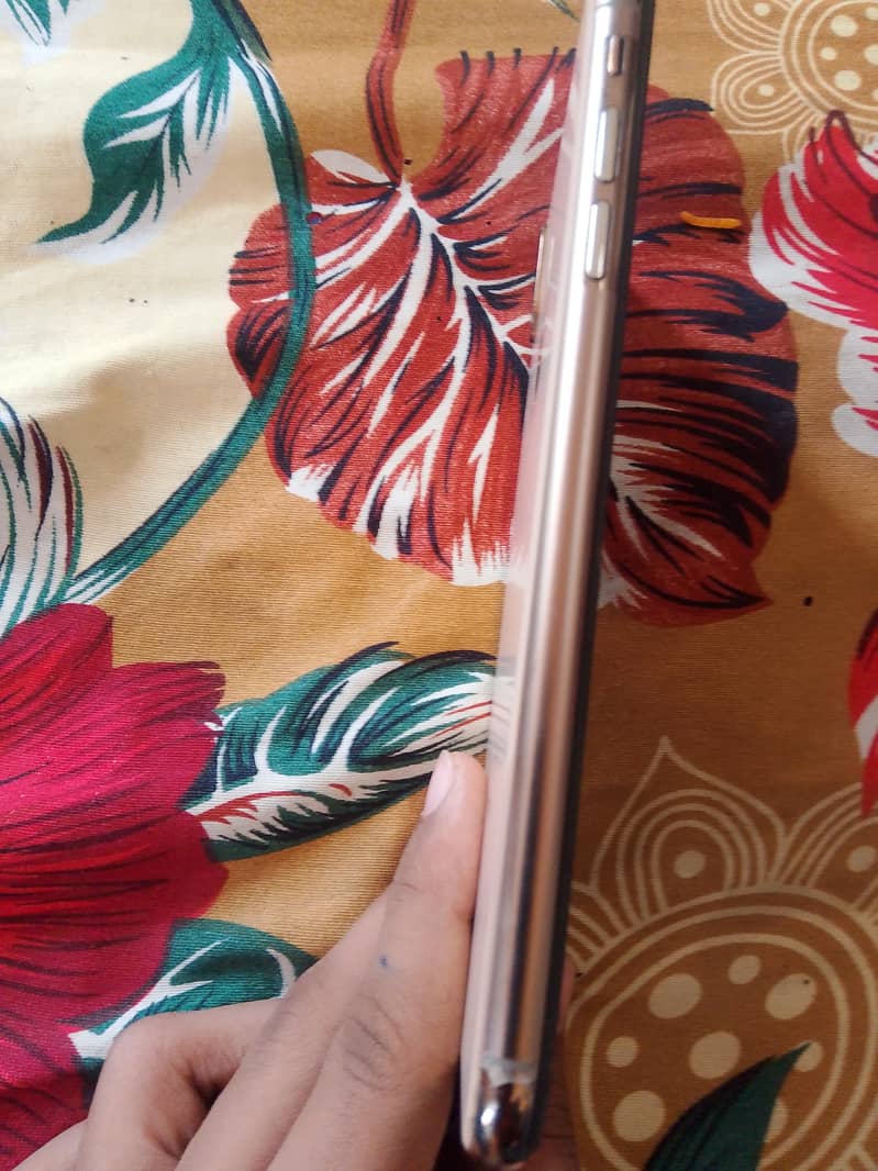 Apple iPhone XS Max 3