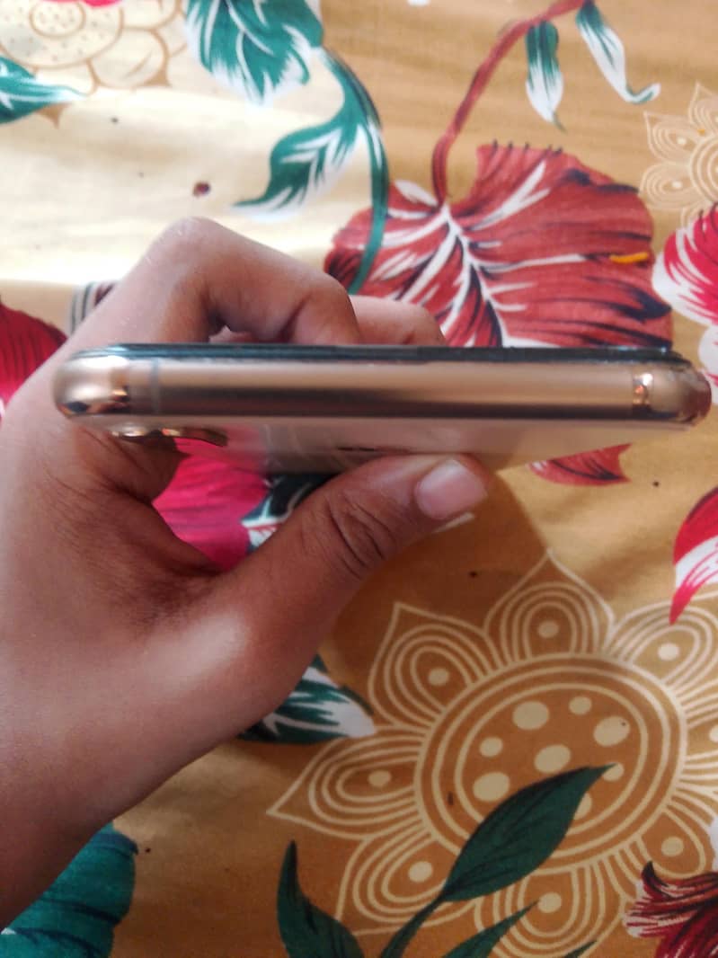 Apple iPhone XS Max 6