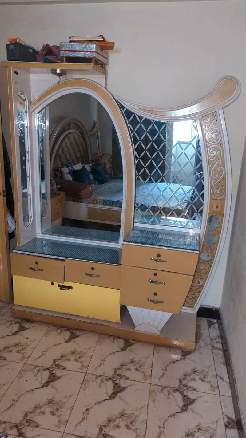 Selling my Dressing Table. 0
