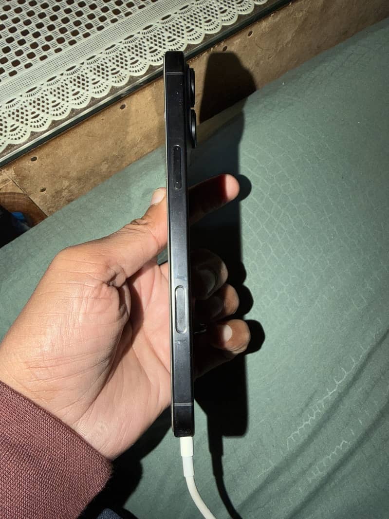 Apple iPhone 16 Pro Max 2