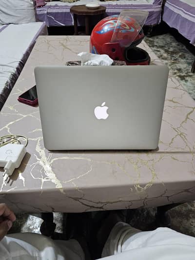 MACBOOK AIR