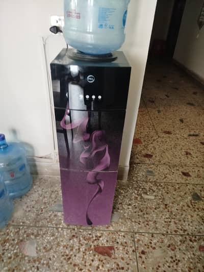 Pel water dispenser